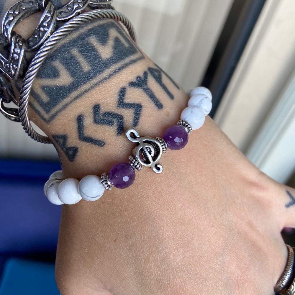 Treble amethyste & howlite gemstone bead bracelet - Picture 2 of 9